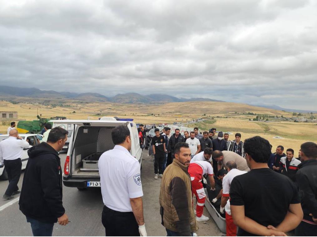 برخورد خودرو وانت پیکان با سواری آریزو سه فوتی برجای گذاشت