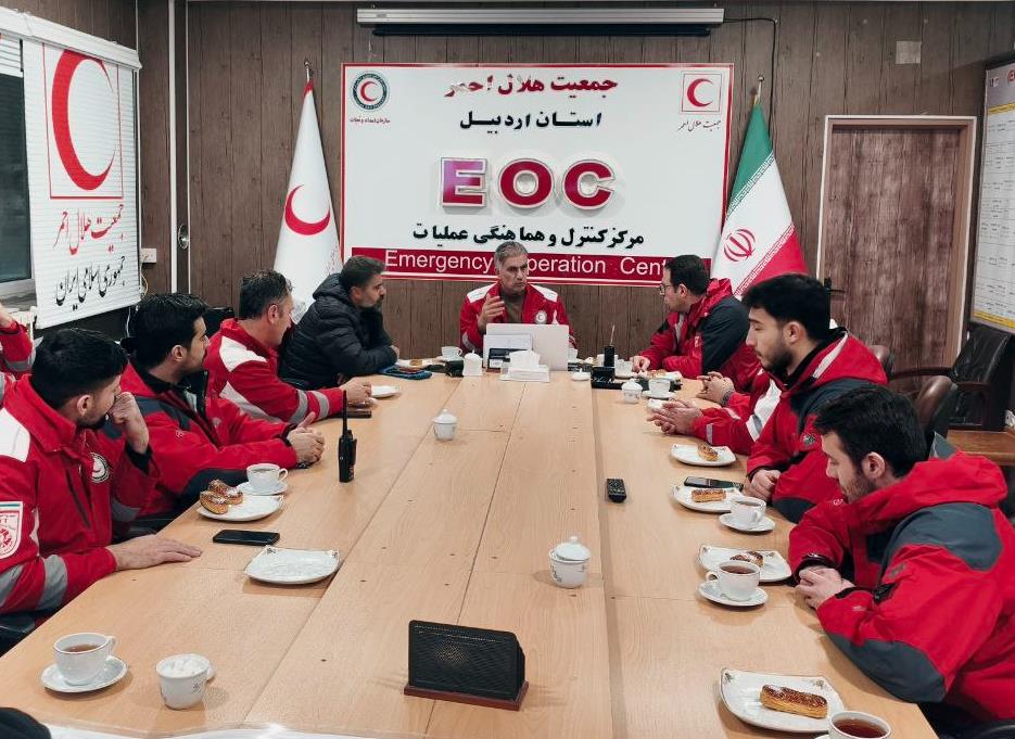 آماده‌باش کامل تیم‌های امدادی هلال‌احمر استان در جاده‌های یخبندان اردبیل