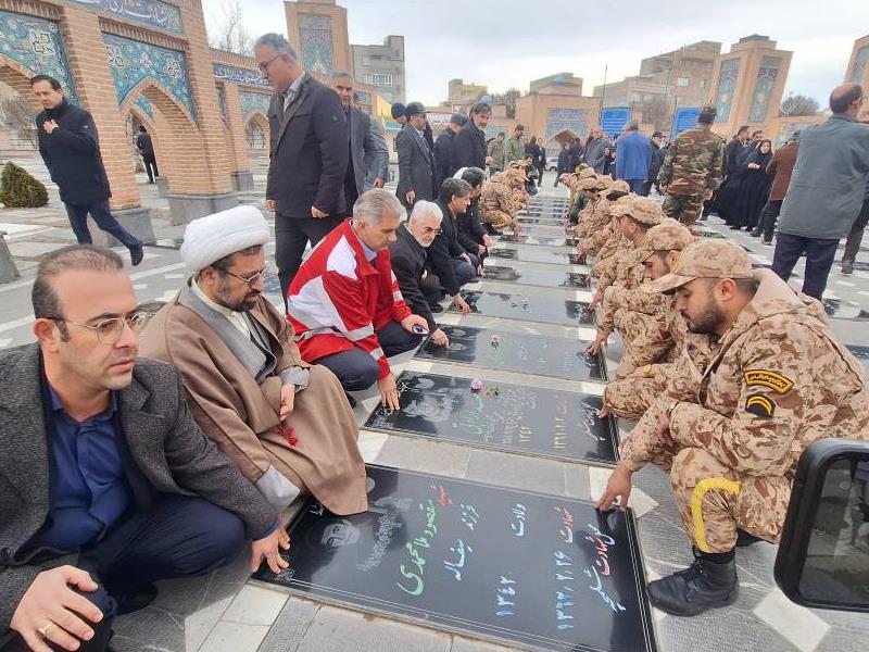 غبارروبی مزار شهدا در اردبیل همزمان با ایام الله دهه فجر