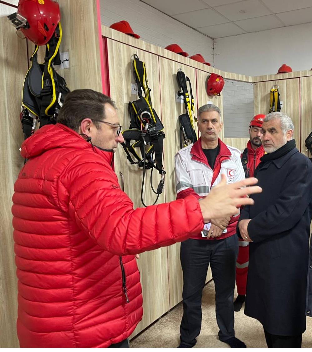 نجاتگران جمعیت هلال احمر استان اردبیل با پذیریش مسئولیت اجتماعی خدمات بشردوستانه ارائه می‌کنند